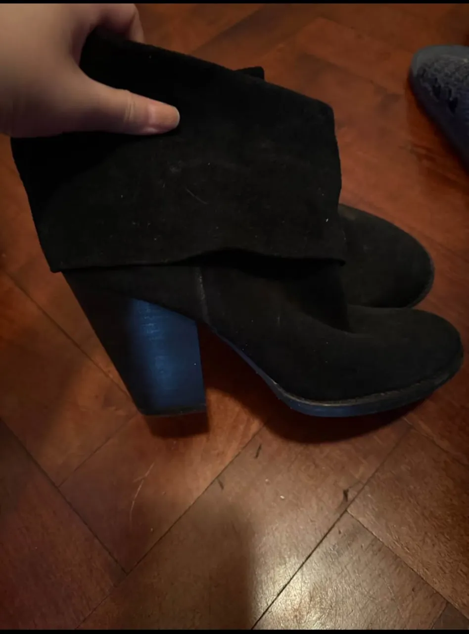 Botitas de gamuza negras con taco. Super cómodas y versátiles, ideales para el día a día o para un look más arreglado. Tienen un diseño moderno y canchero que va con todo.