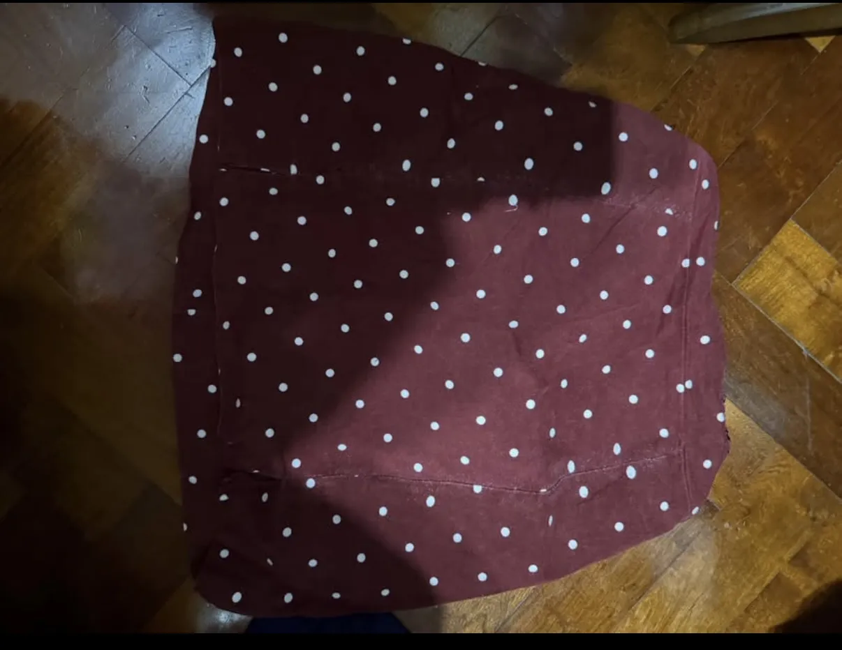 Pollera corta con estampa de lunares blancos. Ideal para un look casual y canchero.