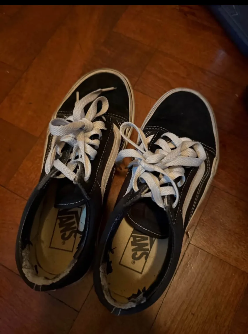 Zapatillas Vans Old Skool negras con detalles blancos. Ideales para el día a día, combinan con todo y son súper cómodas. Un clásico que nunca pasa de moda.