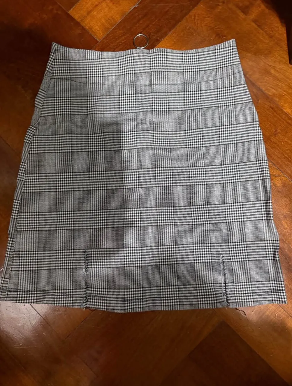 Pollera corta a cuadros escoceses, con tajos a los costados. Ideal para un look casual o para salir.