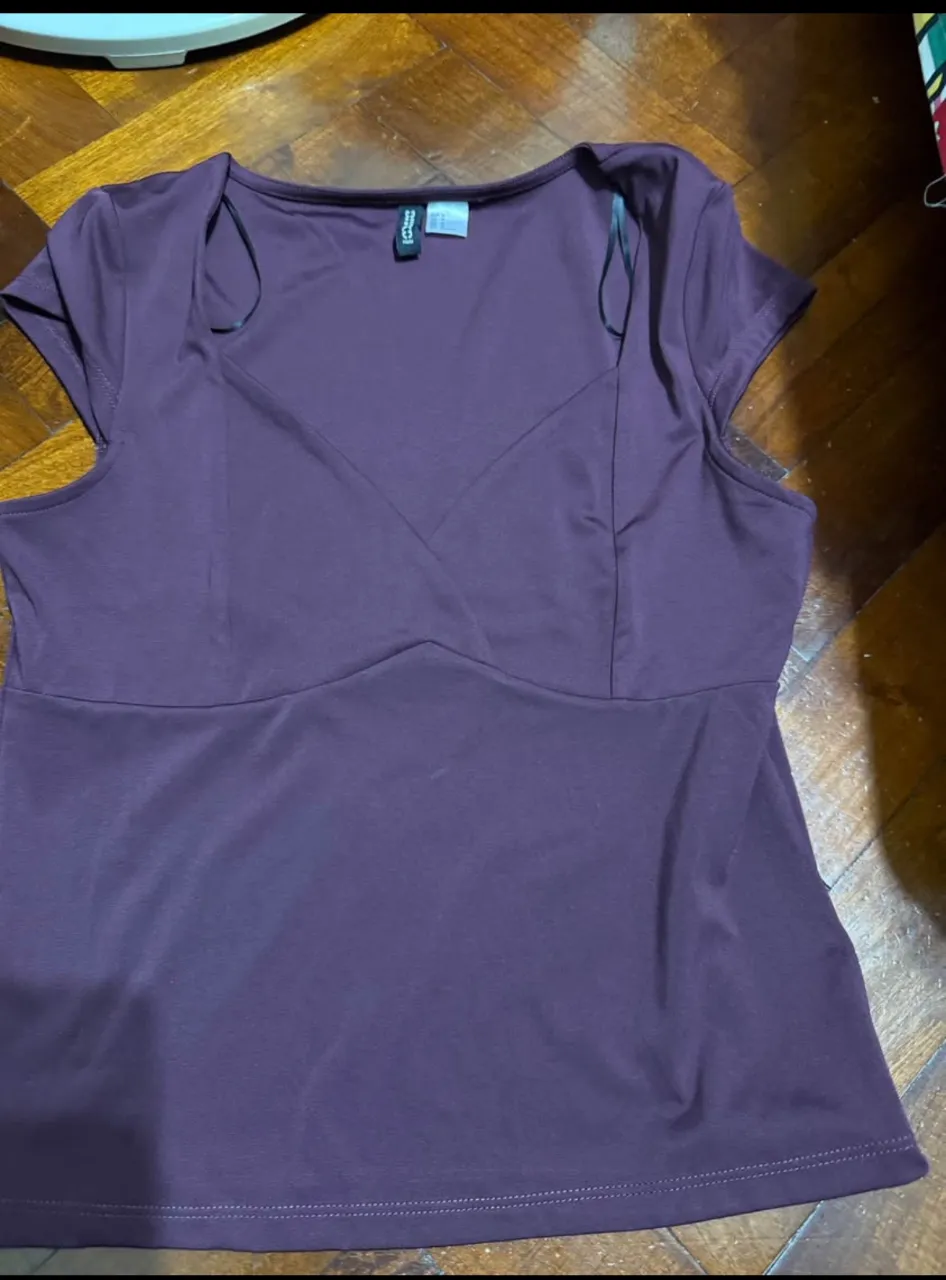 top al cuerpo bordo(en foto se ve violeta pero es bordo vino) con escote en V y mangas cortas de hym talle m nuevo. Diseño ajustado al cuerpo con detalles de costura que realzan la figura. Ideal para un look casual o para salir.