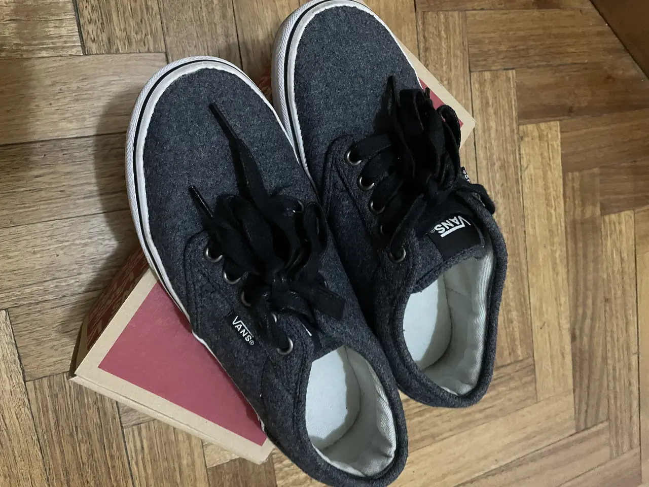 Zapatillas Vans Atwood de mujer en color gris con cordones negros. Talle 6 US.  Ideales para un look casual y urbano.