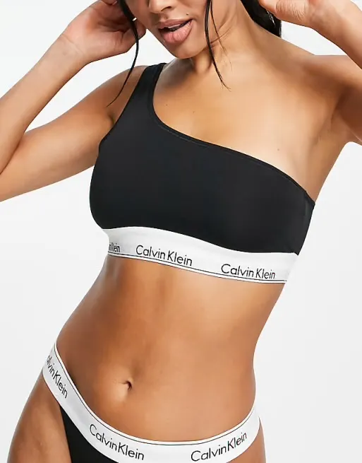 Top deportivo negro con banda elástica blanca con logo de Calvin Klein.