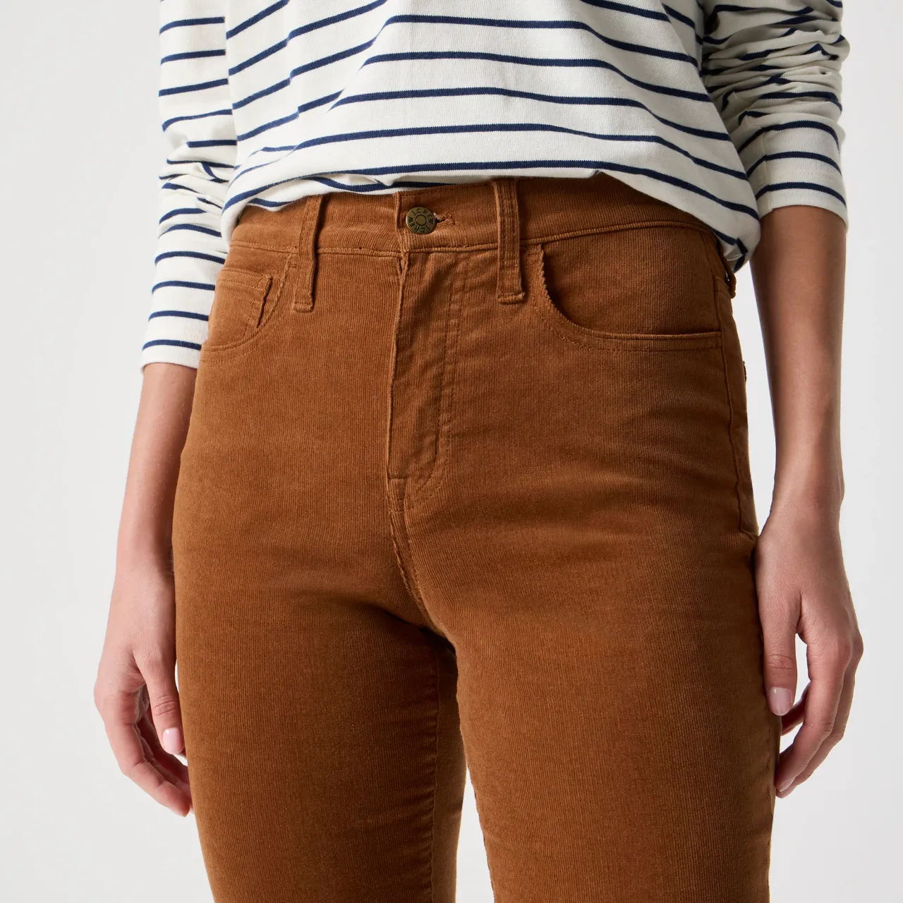 Pantalón de pana color marrón. Tiene cinco bolsillos y cierre con botón.