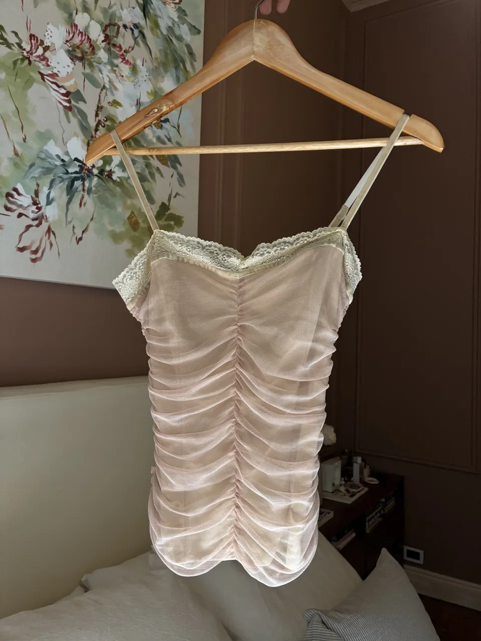 Top rosa con fruncido delantero y detalles de encaje en el escote. Breteles finos regulables.