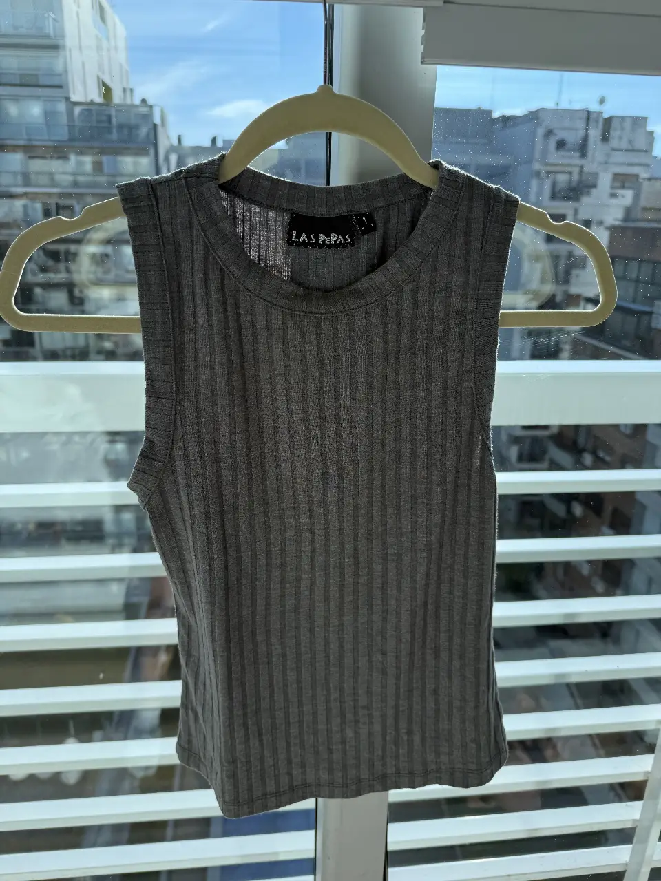 Musculosa de mujer, de tejido acanalado, color gris. Ideal para un look casual y cómodo.