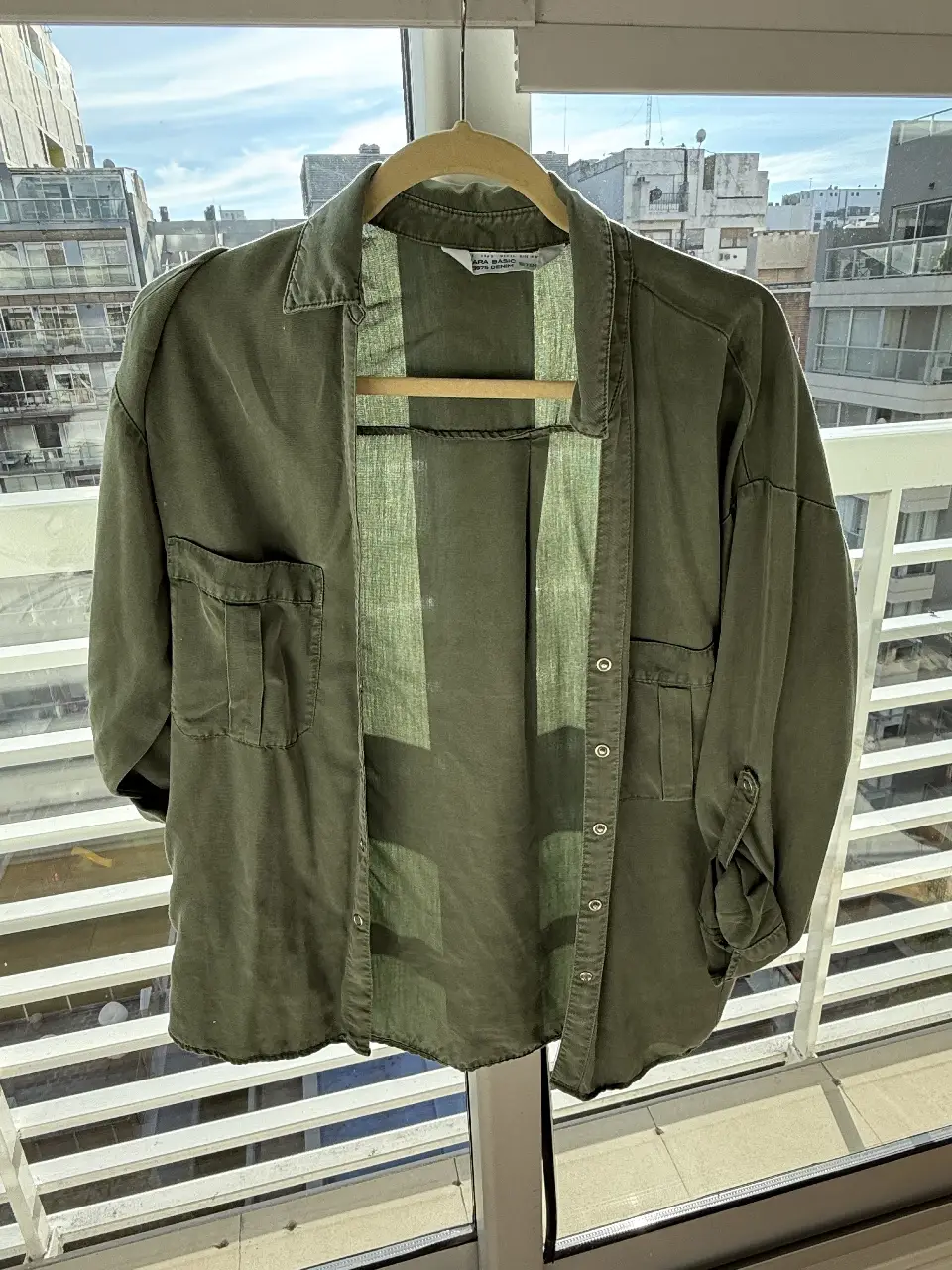 Camisa de hombre Zara Basic, color verde militar, con dos bolsillos delanteros y mangas largas con posibilidad de arremangarlas. Talle S.