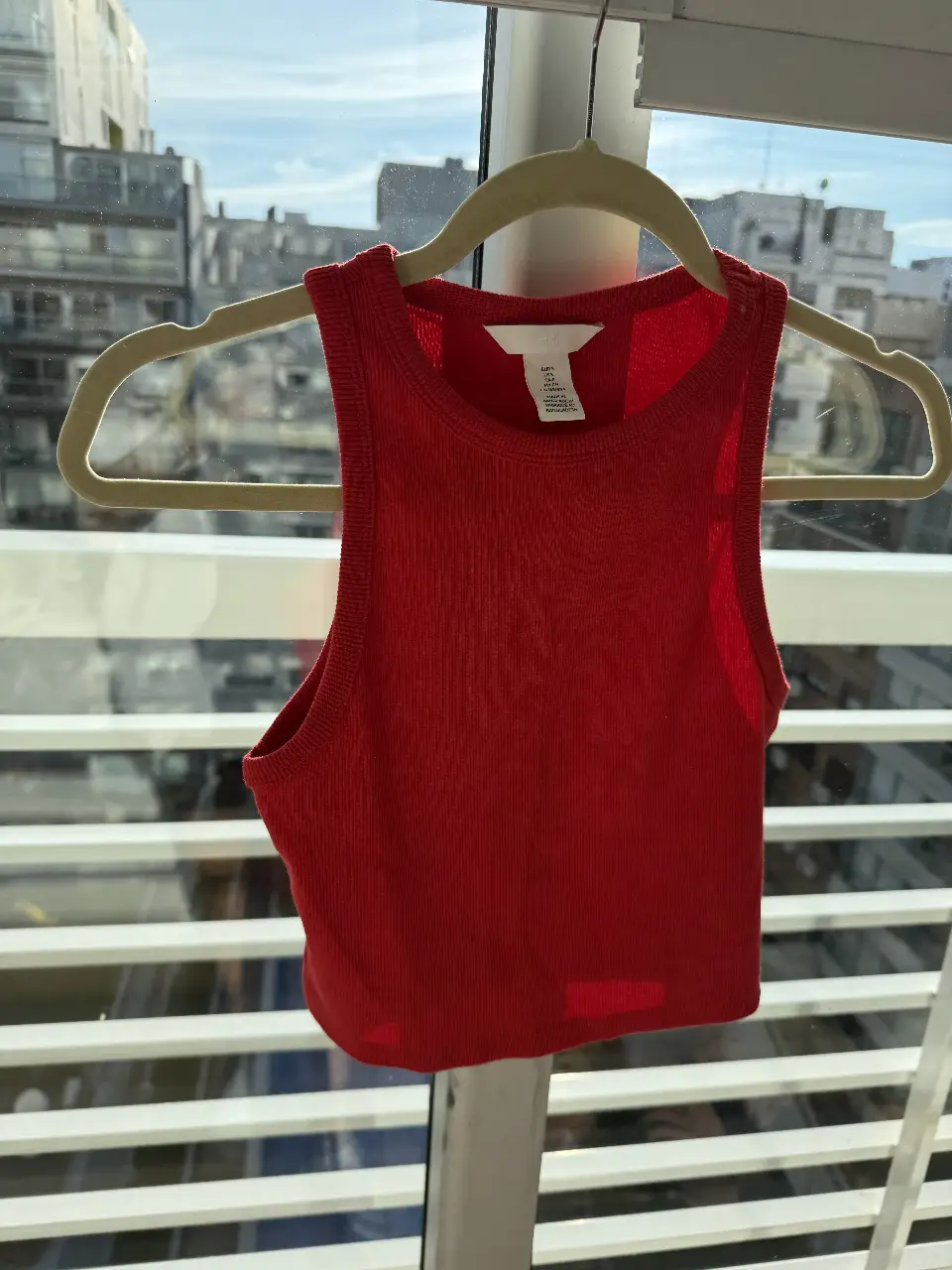 Top corto de mujer, de color rojo, con diseño acanalado y cuello redondo. Ideal para un look casual y moderno.