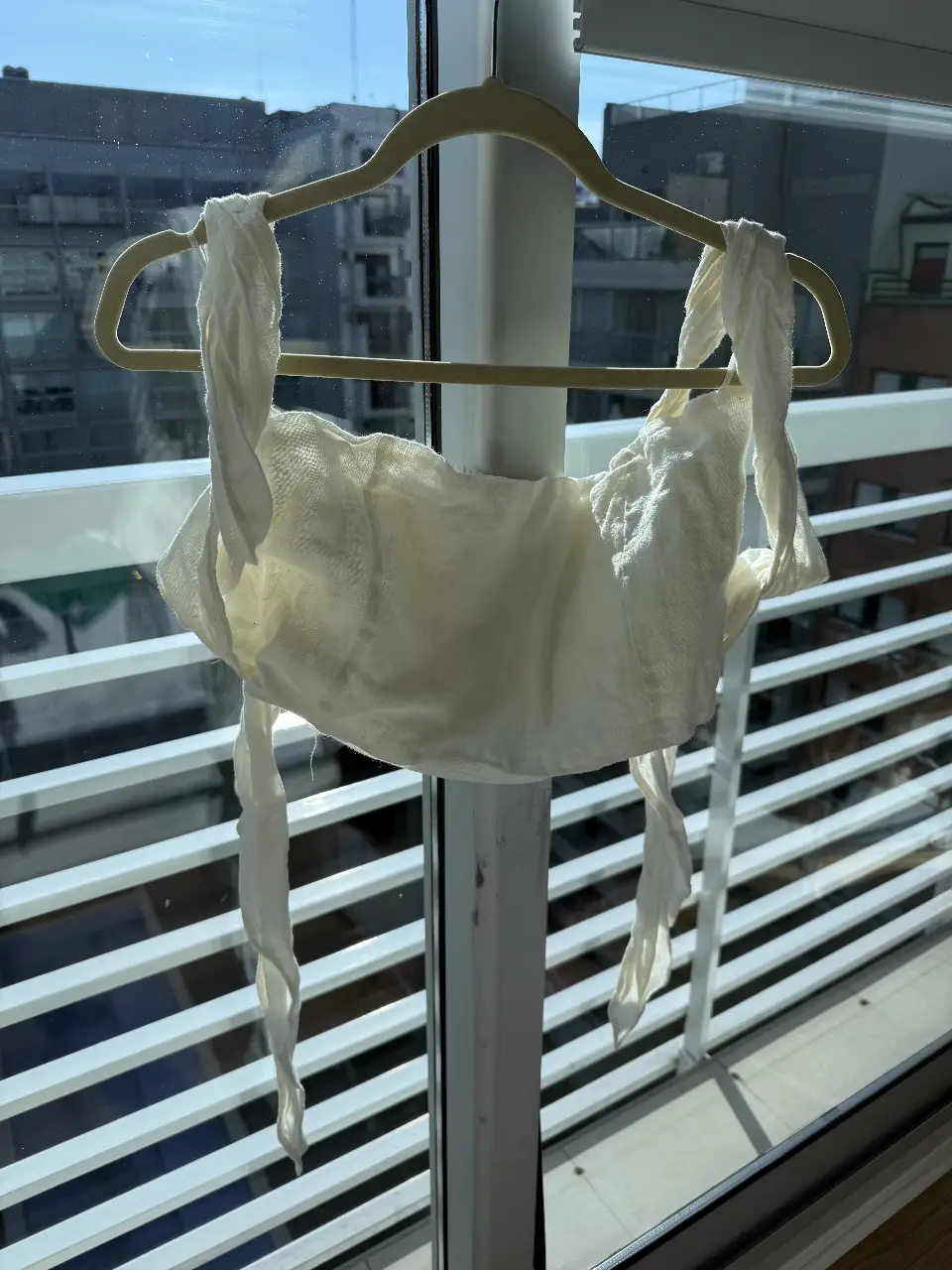 Top blanco de tela liviana, con tiras para atar. Ideal para un look fresco y casual.