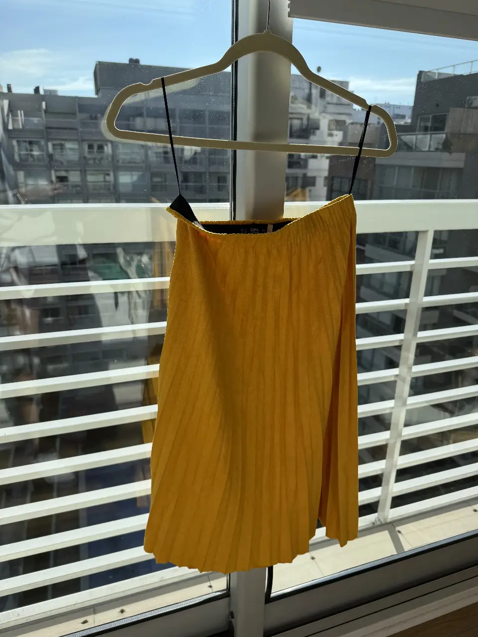 Pollera midi plisada amarilla de Zara, talle M. Ideal para un look casual y moderno.