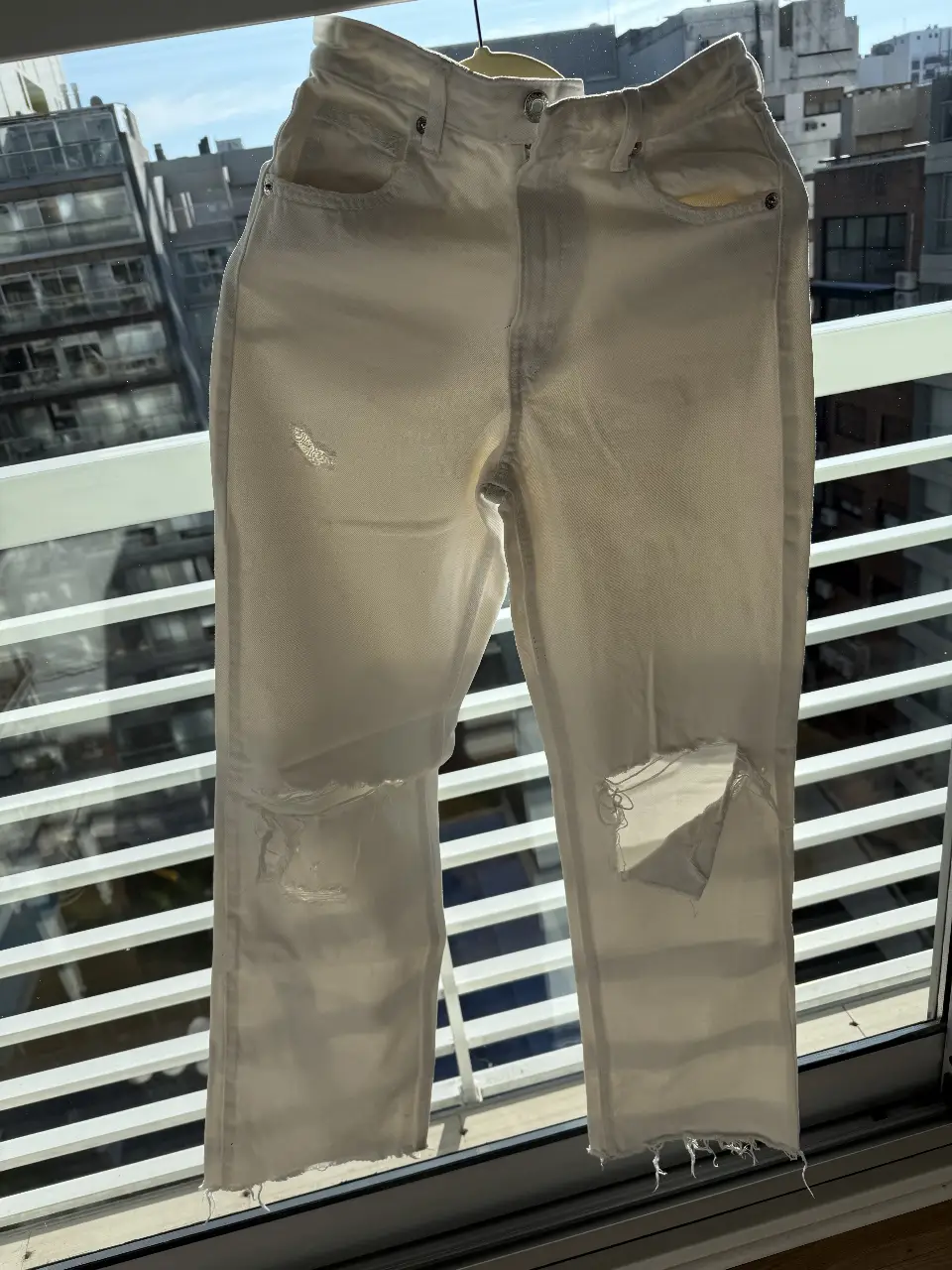 Jeans blancos de mujer con roturas en las rodillas. Talle 24, de la marca Zara. Ideal para un look casual y moderno.