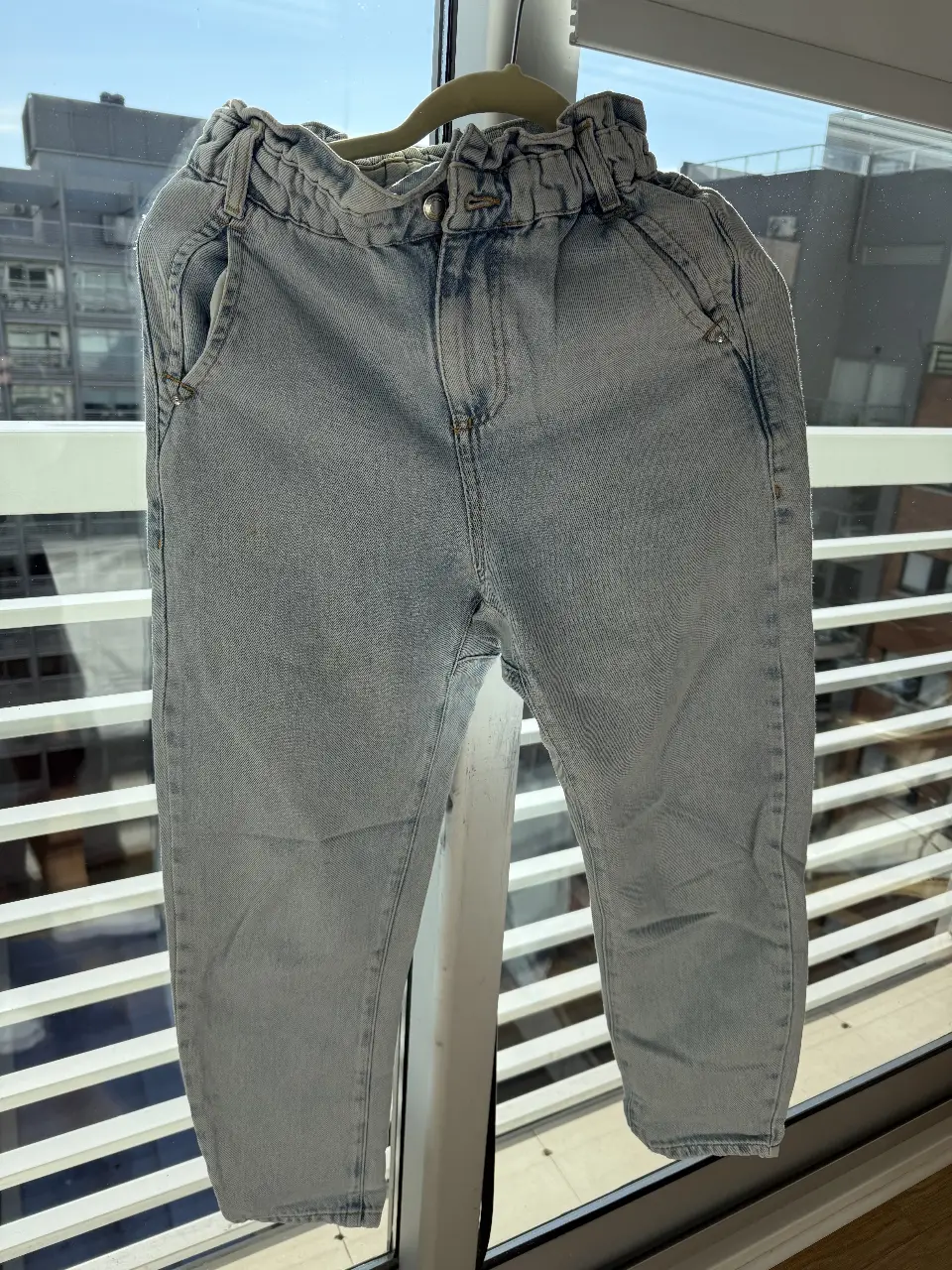 Pantalón de jean con cintura elastizada y detalles de fruncido. Talle 32, de la marca ZARA. Ideal para un look casual y cómodo.