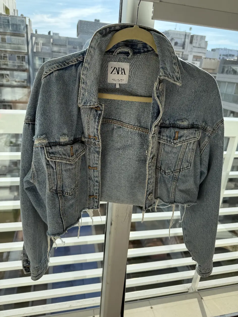 Campera de jean Zara, crop, con roturas y detalles desflecados. Talle XS, ideal para un look canchero y moderno.