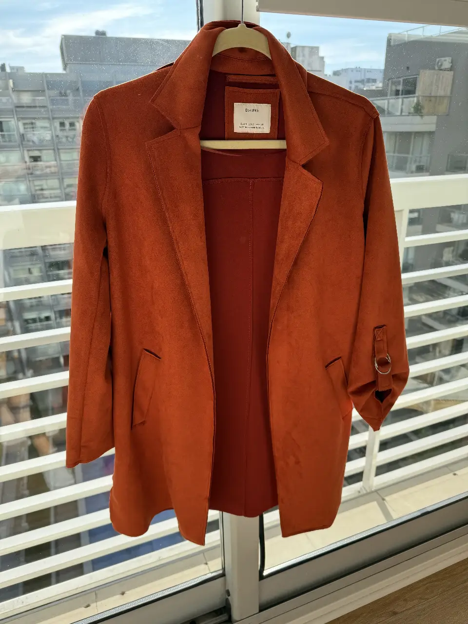 Blazer naranja de gamuza, Bershka, talle S. Ideal para un look casual o para darle un toque de color a tu outfit de trabajo.
