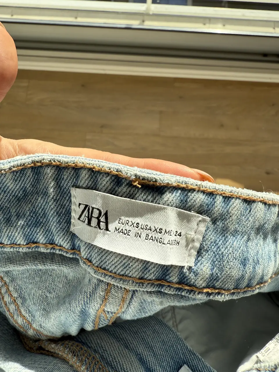 Falda de jean de mujer, tiro alto, con detalles de roturas y desgaste. Ideal para un look casual y moderno.