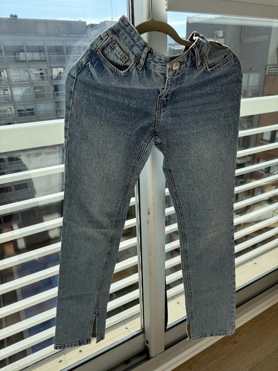 Jeans rectos de mujer, tiro medio, con detalle de aberturas en los bajos. Marca Zara, talle 34 EU.