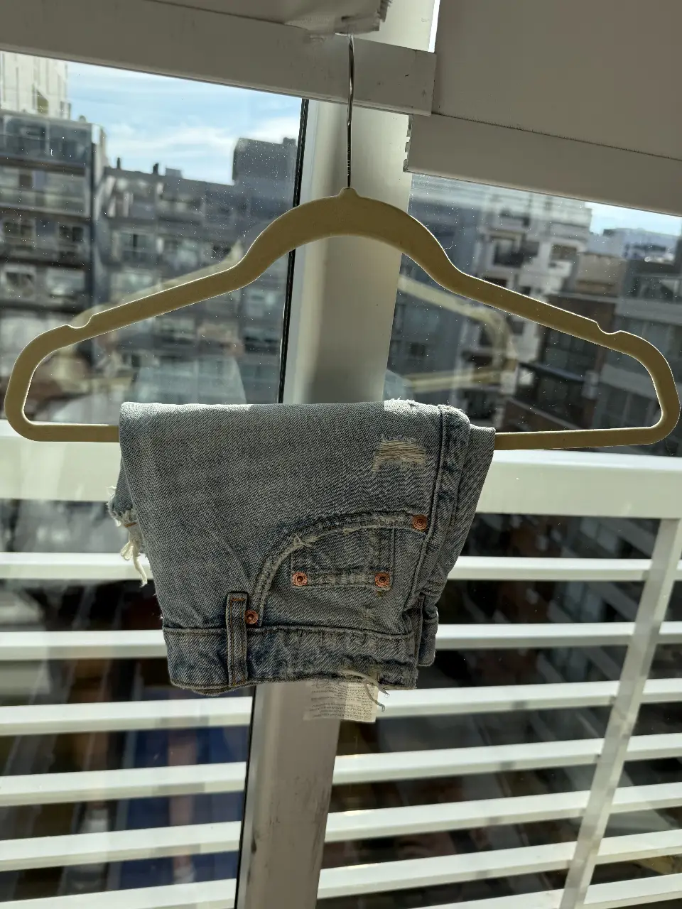 Short de jean de mujer ZARA, tiro medio, con roturas y detalles desgastados. Talle 26, ideal para un look casual y moderno.