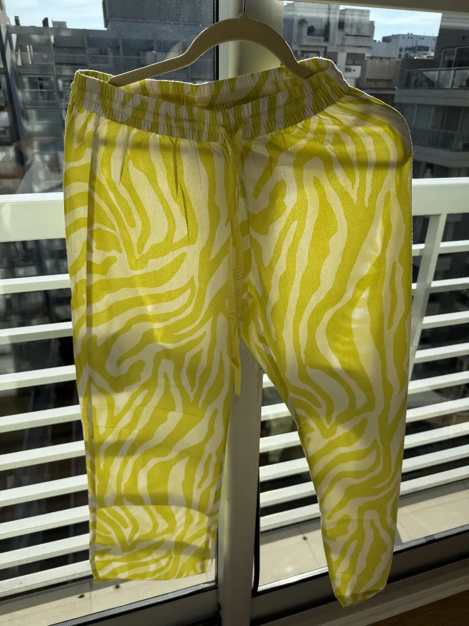 Pantalón suelto de mujer, estampado de cebra en amarillo y blanco. Talle XS, de la marca Anthropologie. Ideal para un look casual y fresco.