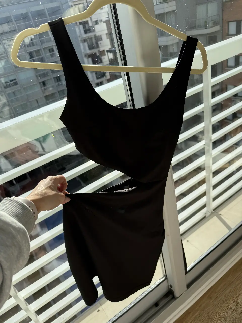 Vestido mini negro con corte en la cintura y escote pronunciado. Ideal para fiestas y salidas.