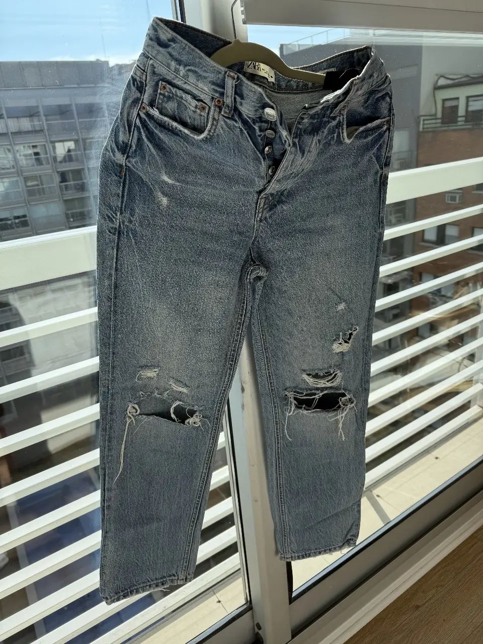 Jeans de mujer Zara, tiro medio, con roturas en las rodillas. Talle 36, estilo casual y moderno.