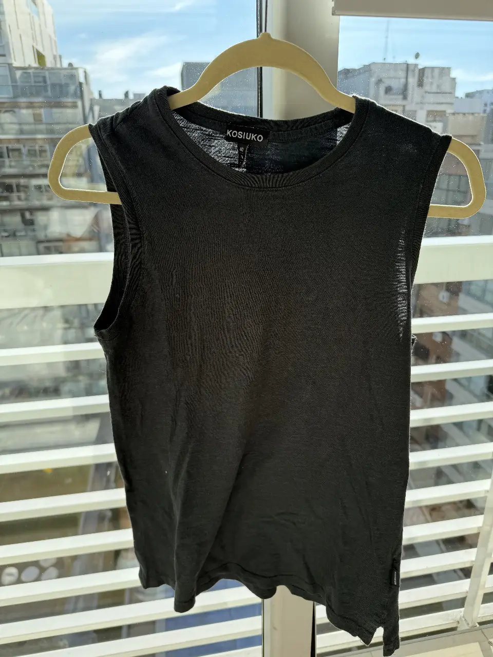 Musculosa de mujer KOSIUKO, color gris oscuro, ideal para un look casual y cómodo. Confeccionada en un tejido suave y ligero, perfecta para el verano. Talle 40.