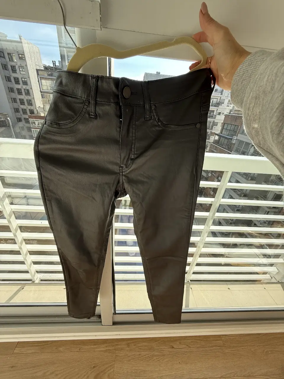 Pantalón de vestir Kosiuko Denim, color gris oscuro, talle XS. Ideal para un look elegante y moderno.
