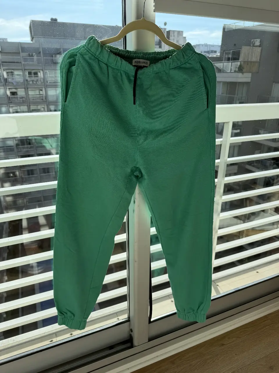 Pantalón de jogging Kosiuko verde, ideal para un look casual y cómodo. Talle XS.
