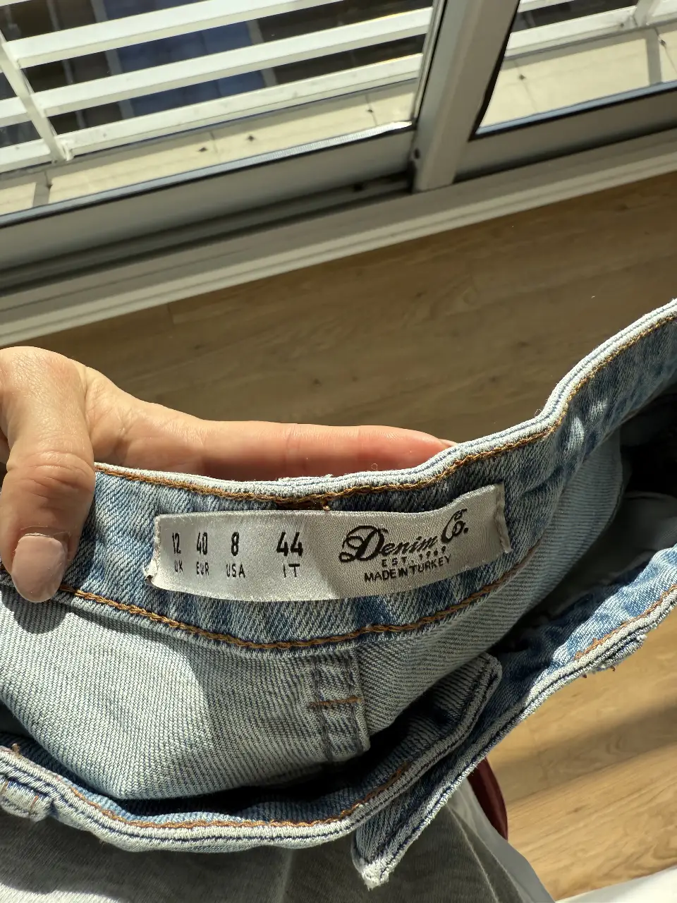 Jean de mujer, celeste, con bordados de colibríes en varios colores. Talle 44. Ideal para un look casual y canchero.