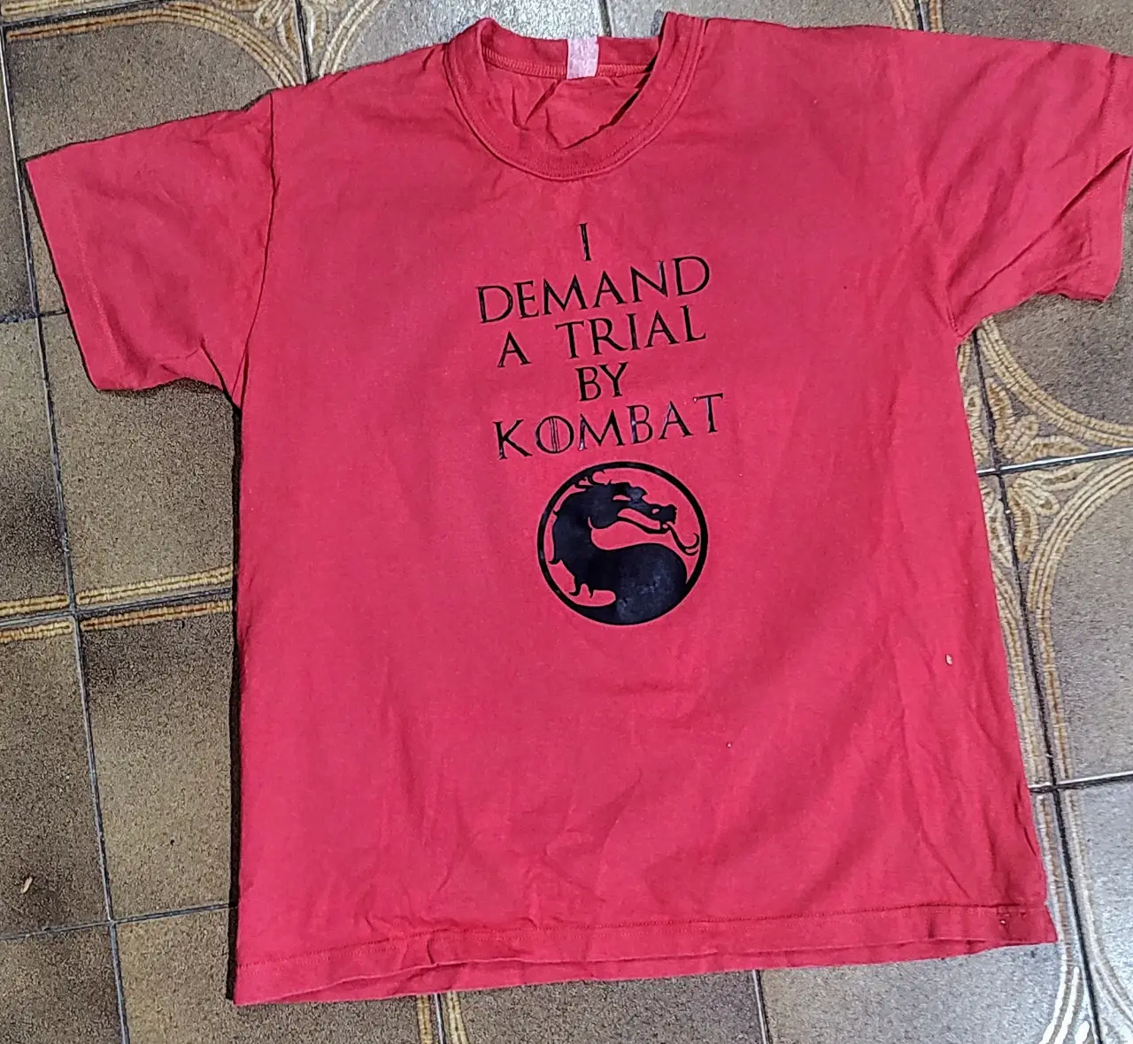 Remera roja con frase y el logo de Mortal Kombat. Ideal para fanáticos de los videojuegos y estilo retro. Es holgada.