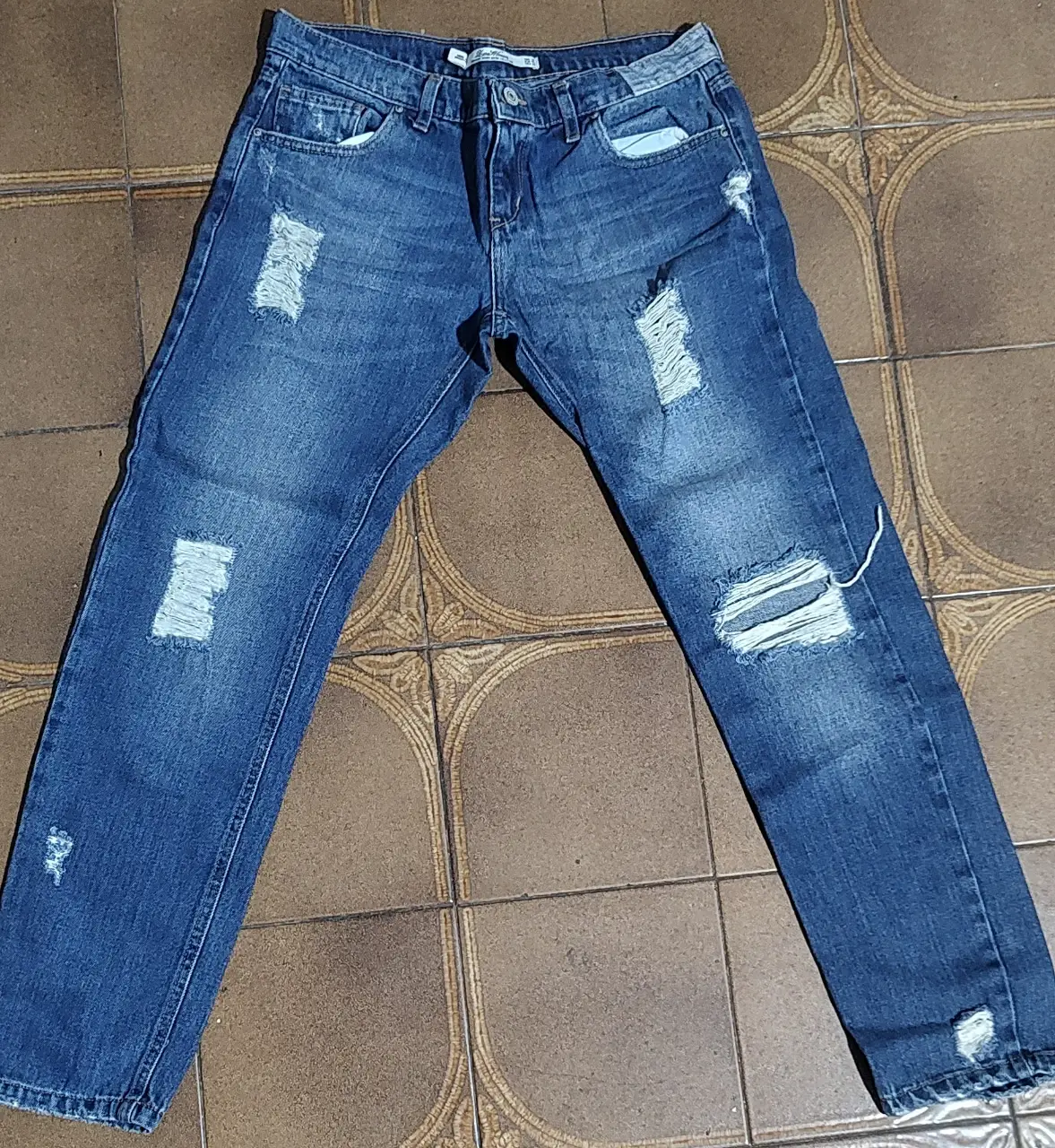 Jeans de mujer Zara Woman, tiro medio, con roturas en las rodillas y detalles desgastados. Talle 36 EUR, 4 USA, 26 MEX. Perfecto para un look casual y moderno.