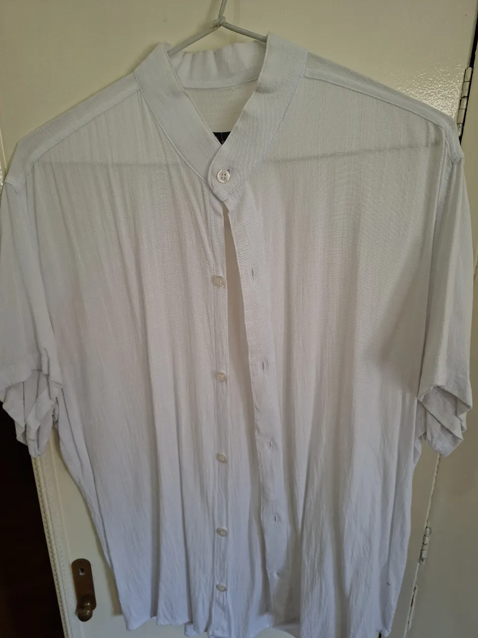 Camisa blanca de hombre, manga corta con cuello mao. Marca Lagos Original Products. Ideal para un look casual y fresco.