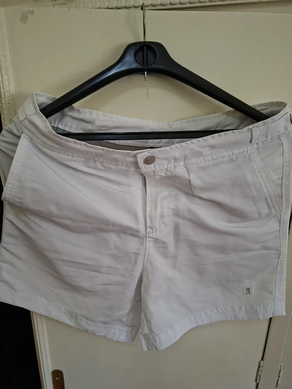 Short de baño blanco de la marca Raiders, talle S. Ideal para la playa o pileta.
