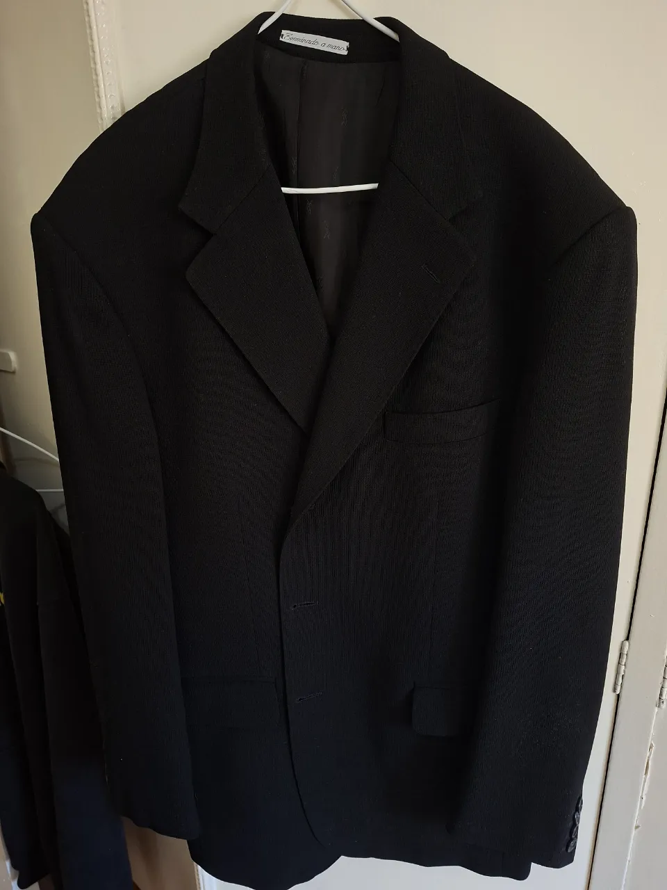 Elegante blazer negro de hombre, ideal para ocasiones formales. Confeccionado con materiales de alta calidad, este blazer ofrece un ajuste impecable y un estilo atemporal. Perfecto para eventos de trabajo o salidas nocturnas.