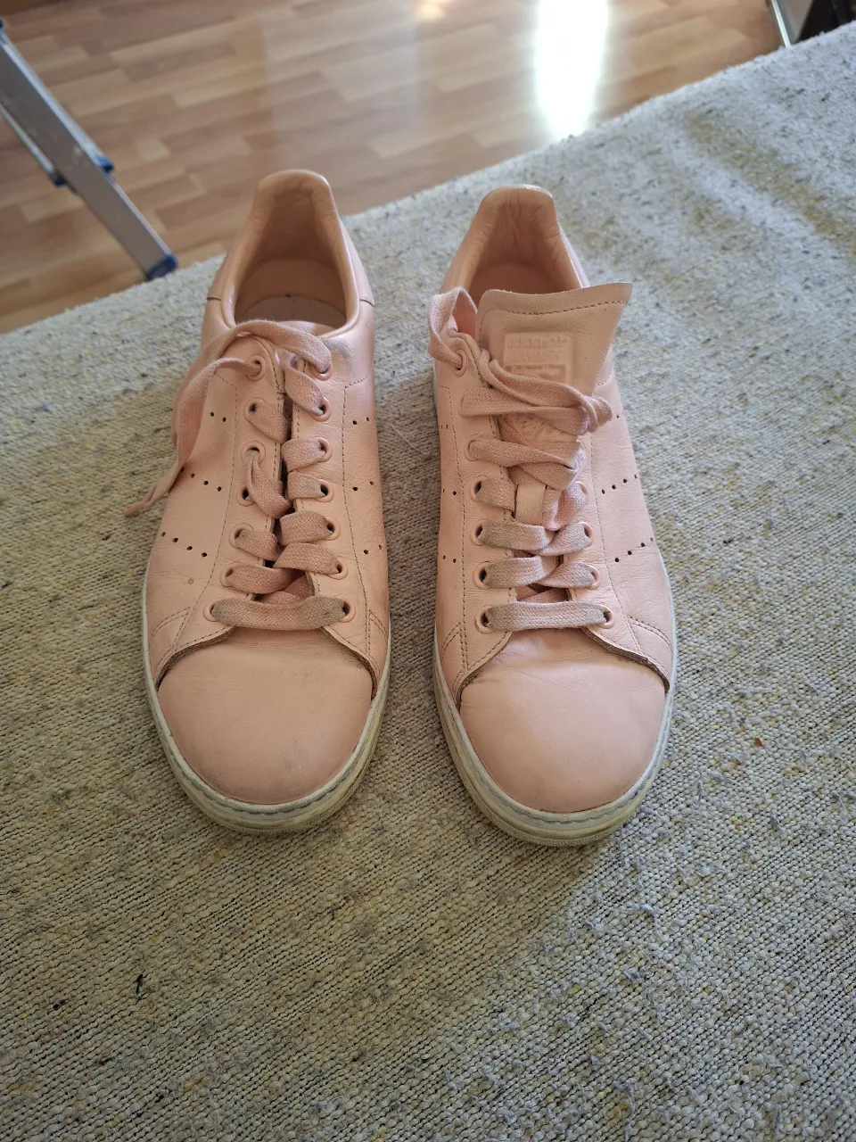 Zapatillas Adidas Stan Smith rosas, talle 8.5 US, hechas en India. Diseño clásico y atemporal, ideales para un look casual y cómodo.