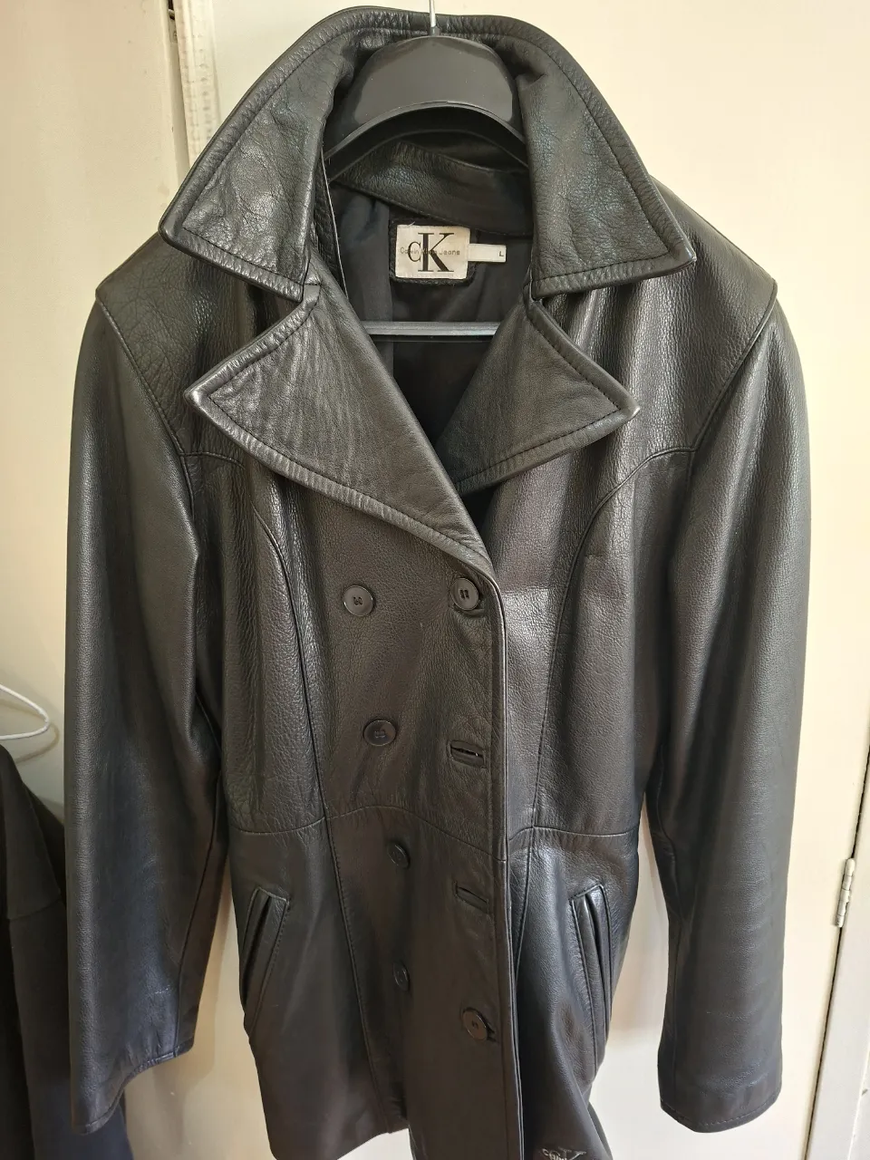 Campera de cuero negra Calvin Klein Jeans, con cuello solapa y doble botonadura. Ideal para un look moderno y sofisticado.