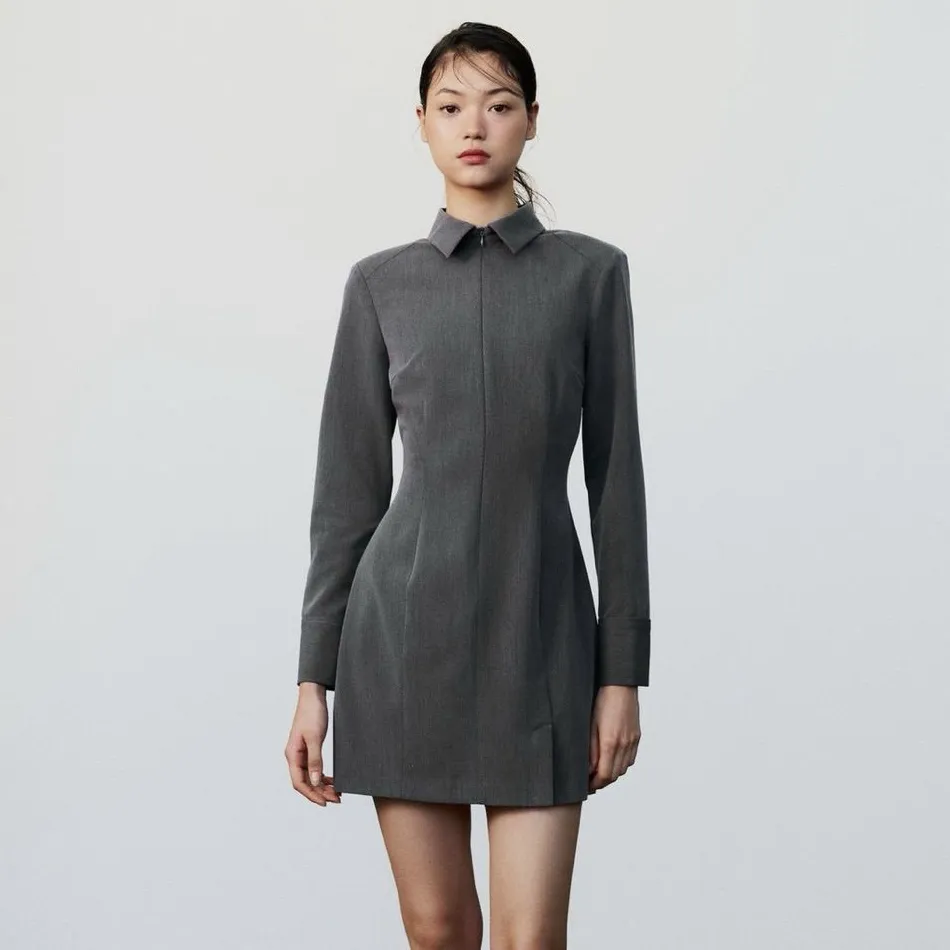 Vestido mini color gris con cuello camisero y mangas largas. estilo sastrería. Diseño entallado con cierre frontal oculto y abertura en el bajo. mangas largas con botones. para un look elegante y moderno.