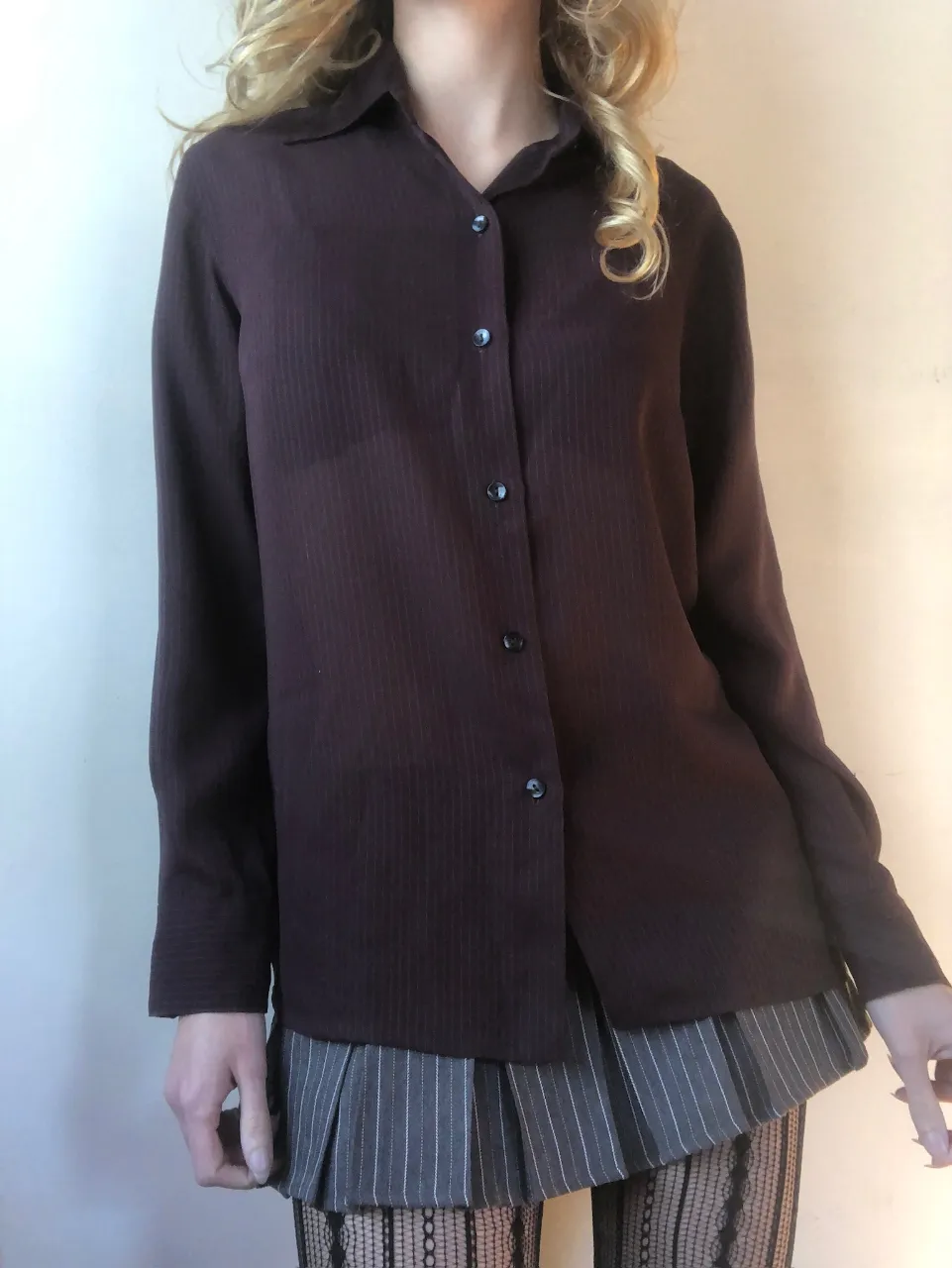Camisa de mujer de manga larga con rayas verticales en color marrón. Cuello clásico y cierre con botones. Ideal para un look elegante y versátil. es de rayón 