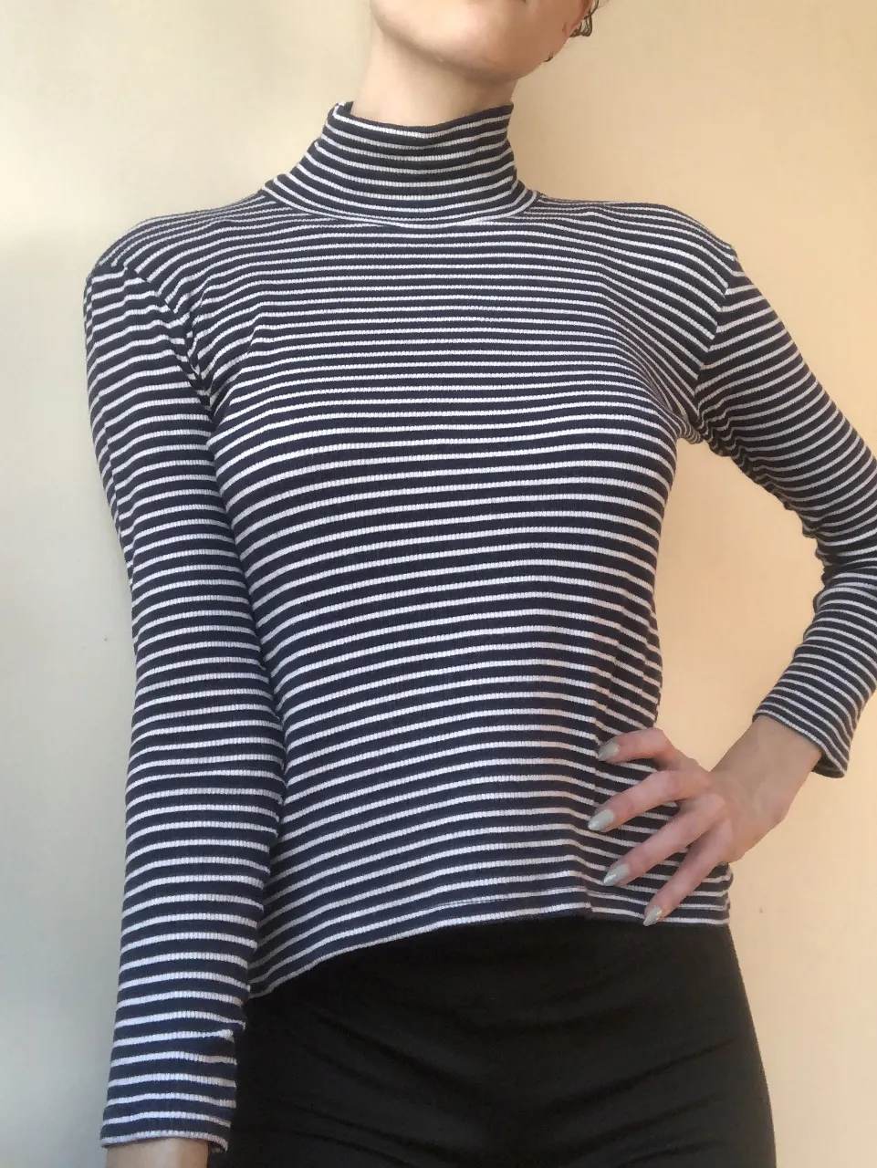 Remera de manga larga para mujer, con cuello alto y diseño a rayas horizontales en azul y blanco. Tela y calidad hermosa, de fit suelto y livianito. Ideal para un look casual y moderno.