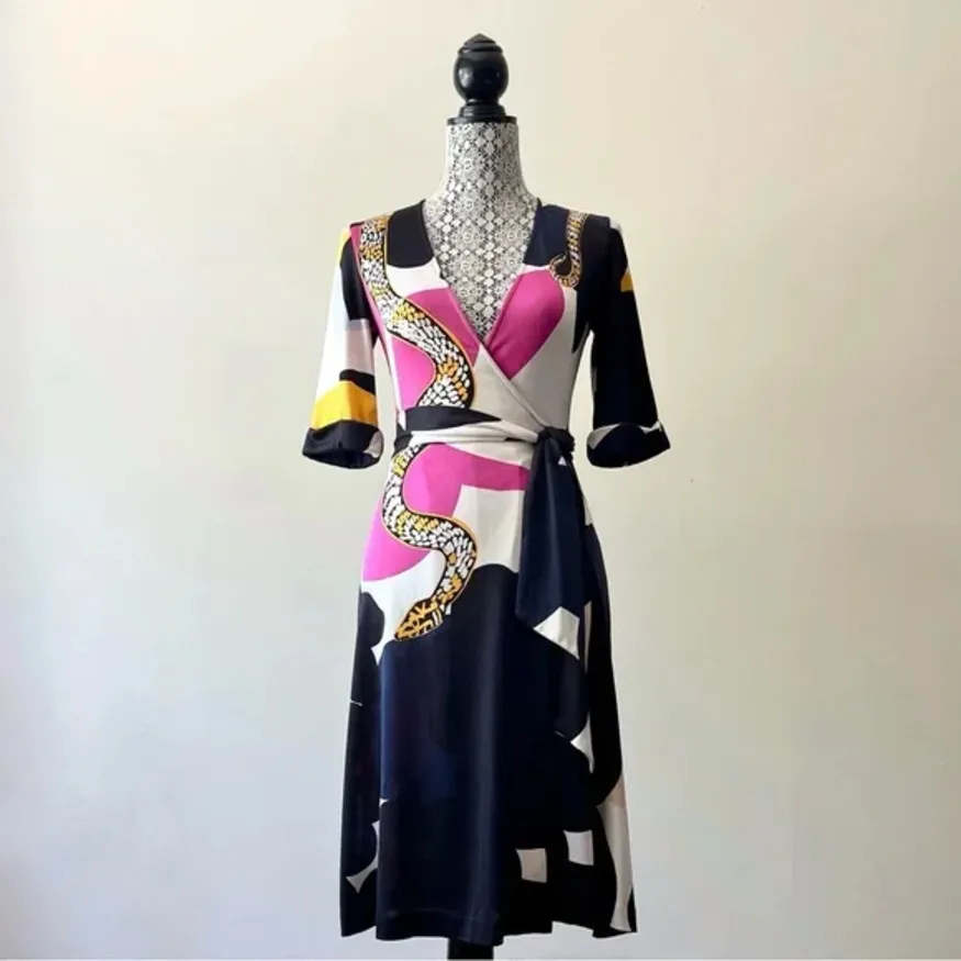 Vestido midi de seda Diane Von Furstenberg modelo “eve in snake multi”, con estampado de serpiente. Talle 14 o XL, queda hasta para un M. Ideal para una fiesta o salida.