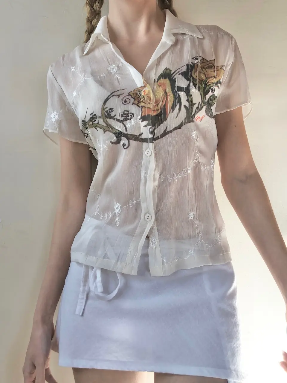 Blusa de gasa transparente con bordado y estampado floral en tonos amarillos y verdes. Diseño con botones y cuello camisero. Tela preciosa, delicada. Talle M. Ideal para un look Y2K y romántico. 