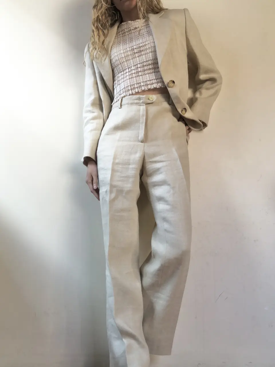 Traje sastrero de lino alta costura color crudo. Incluye blazer con dos botones y pantalón de corte recto. calidad excelente. para un look elegante y fresco. medidas: 40cm de hombros, 45cm de axila a axila, 64cm de largo de blazer. 35cm cintura, 46 cadet, 30 tiro y 95cm largo de pantalón.