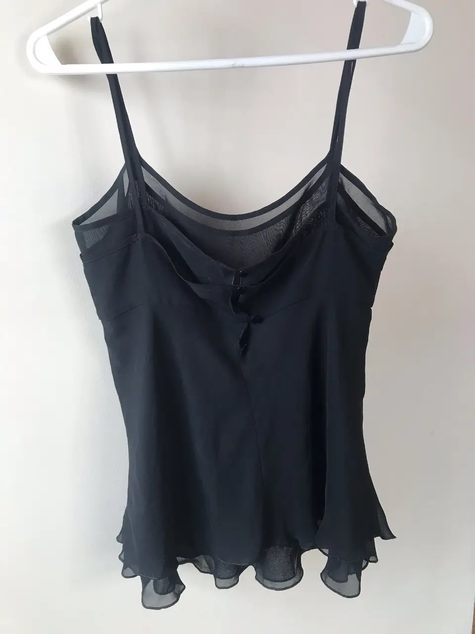 Top negro con tirantes finos, doble  de tul, con voladitos. Ideal para combinar con faldas o pantalones de fiesta.