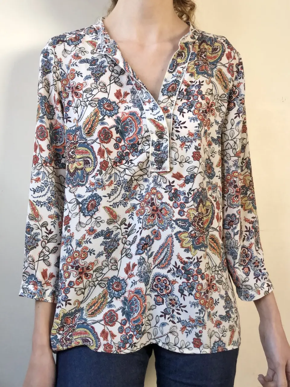 Blusa estampada de manga larga con cuello en V y estampado floral. Ideal para un look casual y femenino.