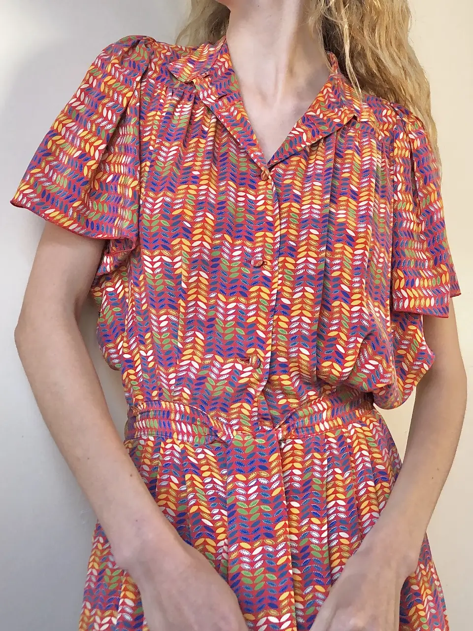 Vestido largo camisero vintage, de confección italiana, de seda pura, con estampado floral en tonos rojos, amarillos, verdes y azules. Diseño con botones, cintura con cinturón y mangas cortas abullonadas. para un look retro y con estilo. va talle s/m