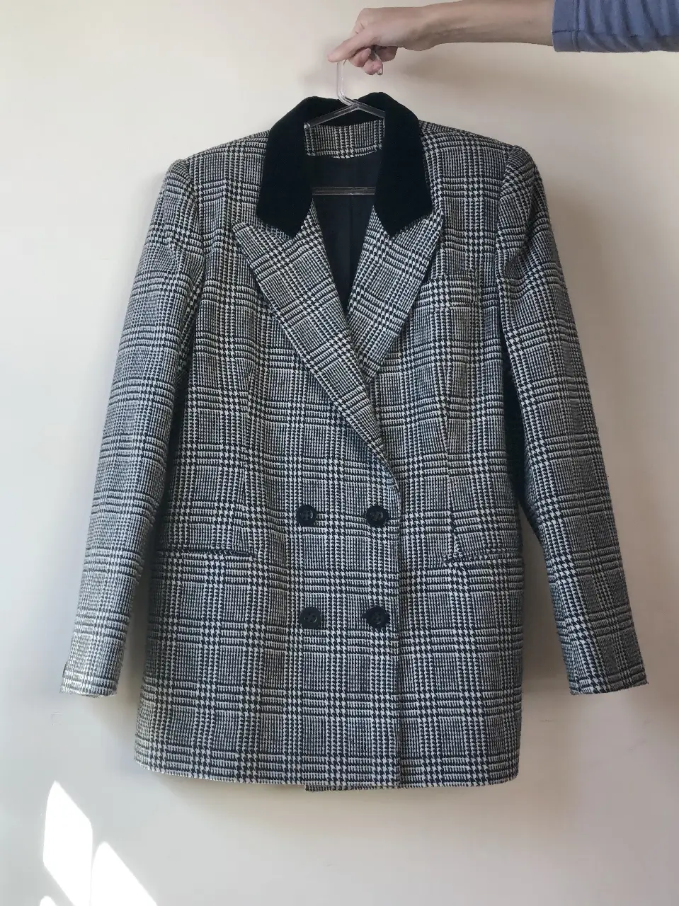 Elegante blazer Pierre Balmain original con estampado a cuadros en tonos grises y negros. Con solapas de terciopelo negro, doble botonadura y un corte clásico. Estilo vintage, ochentoso. Figura con hombreras, oversize. Perfecto para un look formal o semi-formal.