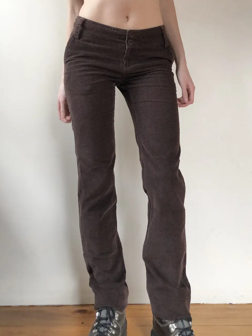 Pantalón y2k marca Mango, de corderoy marrón, tiro bajo / medio, con bolsillos delanteros y traseros. Talle 35-36. Ideal para un look casual y vintage.