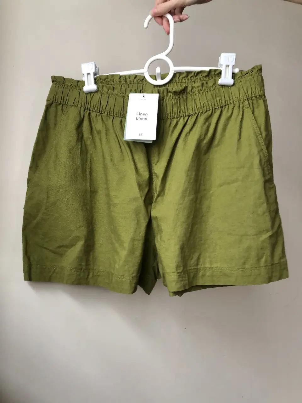Short de lino verde con cintura elastizada, tiro alto / medio. look fresco y cómodo.