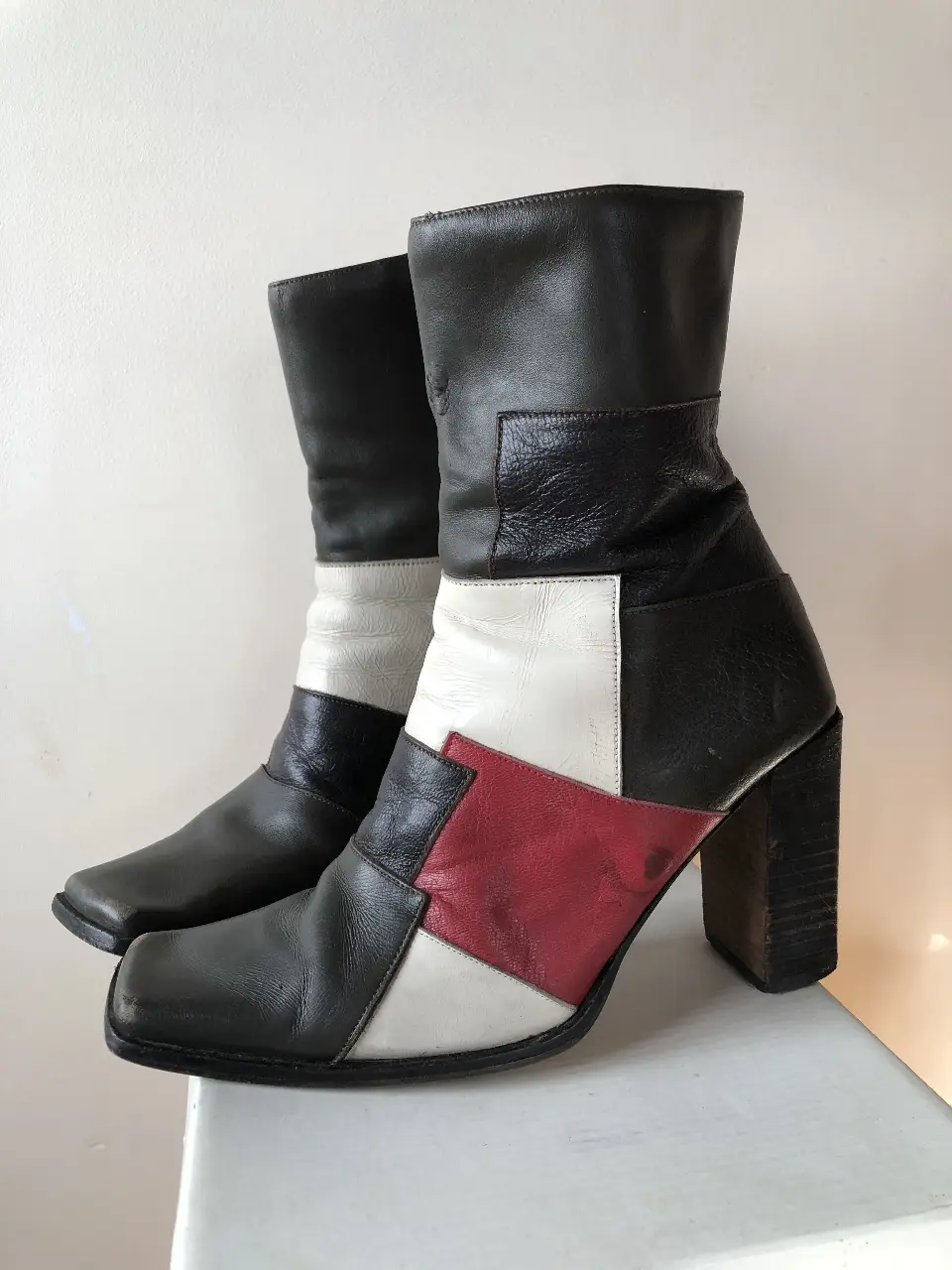 Botas de cuero con diseño geométrico en blanco, negro y rojo. Taco ancho y cierre lateral. Estilo vintage 70s / 90s. Súper cancheras. Detalles apreciables en fotos