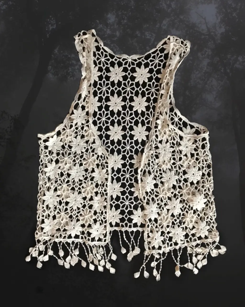 Chaleco de encaje blanco con diseño floral. Ideal para un look bohemio hippie y artesanal.