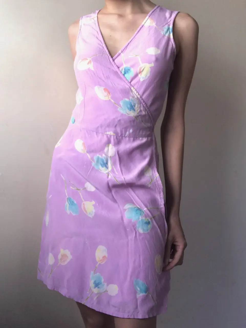 Vestido midi de mujer, con estampado floral en tonos pastel. Diseño envolvente con escote en V y lazo en la cintura. Ideal para un look fresco y femenino.